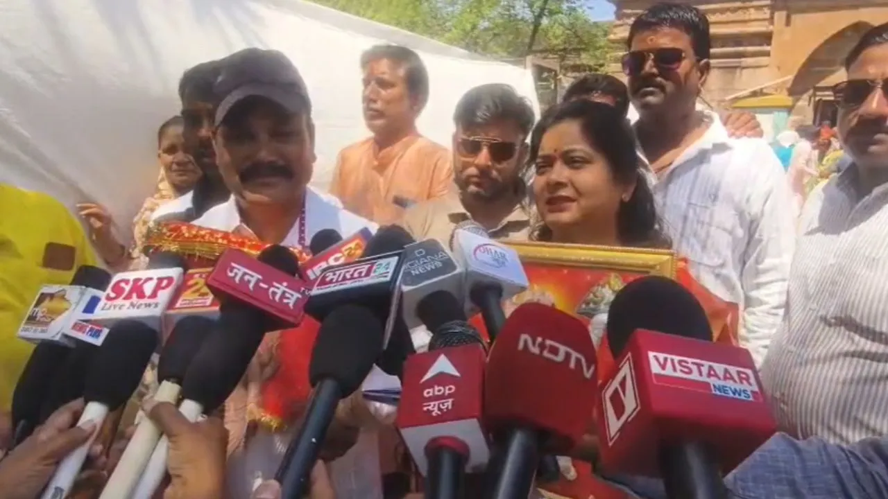 The police stopped the devotees who arrived with the pictures of Maa Vagdevi and Lord Hanuman at the gate.