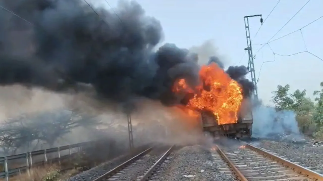A massive fire broke out in the Thiruvananthapuram-Delhi Rajdhani Express.
