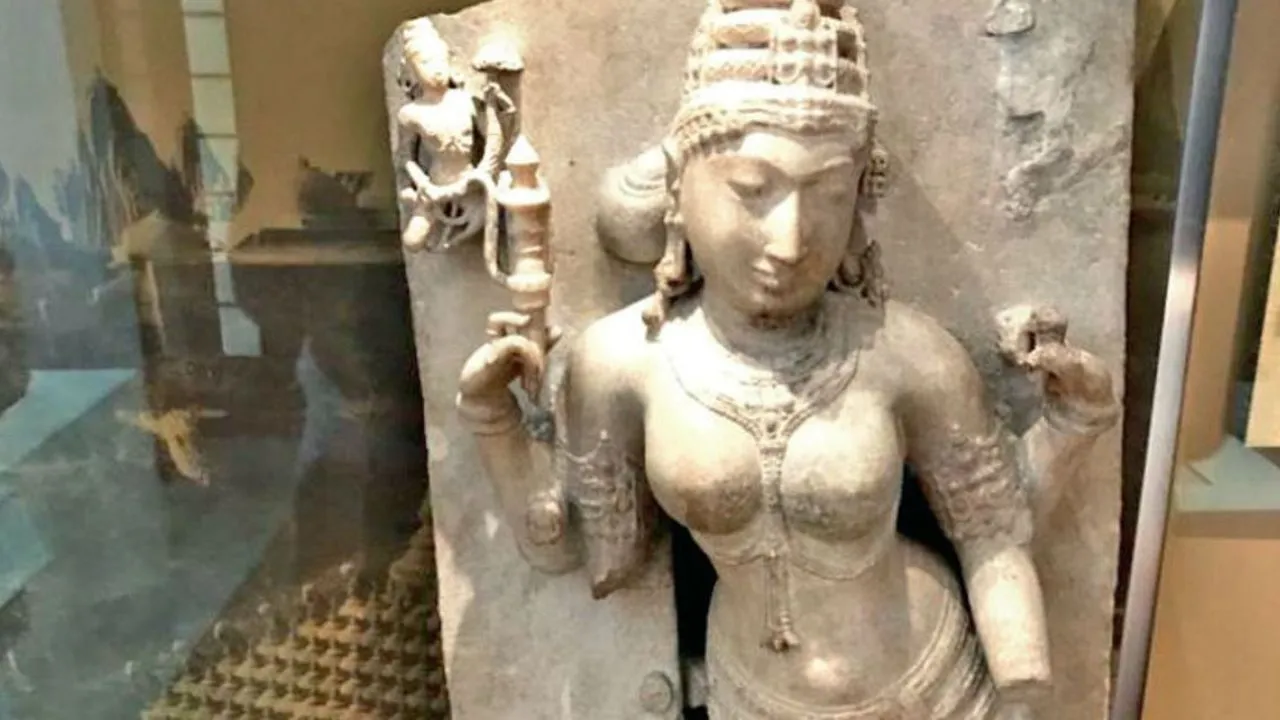 The broken statue of Maa Vagdevi has been kept in the museum of London.