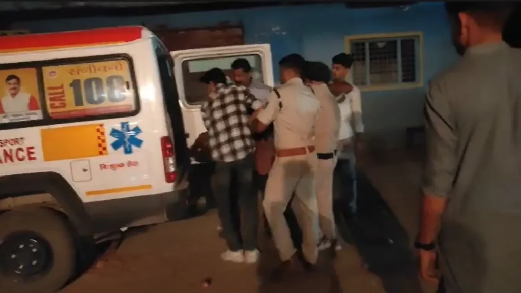 After a horrific road accident in Dewas, the police took the injured to the hospital.