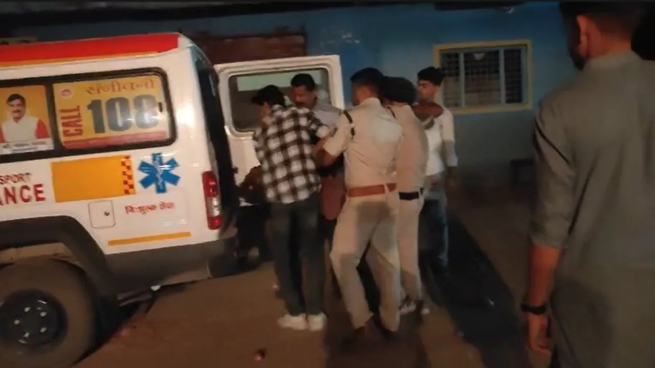 After a horrific road accident in Dewas, the police took the injured to the hospital.