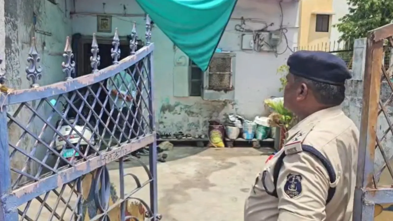Police reached the spot after the death of four people of the same family in Durg.