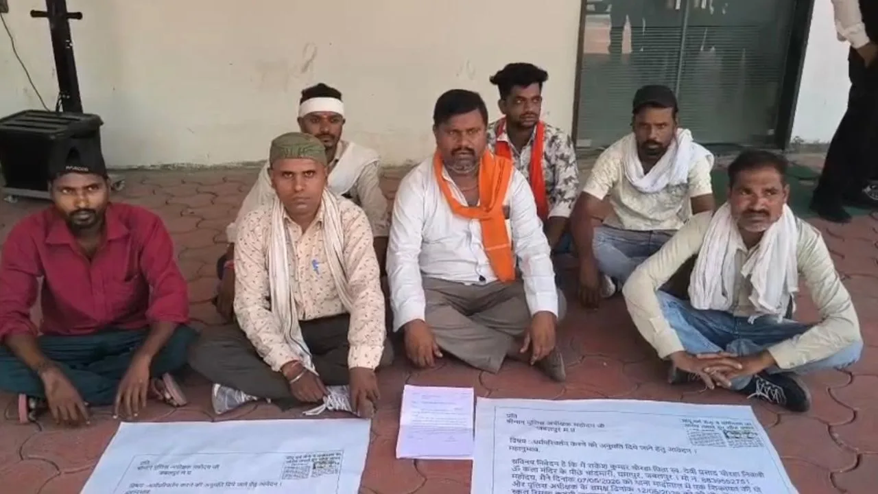 Teachers Protest Outside SP's Office
