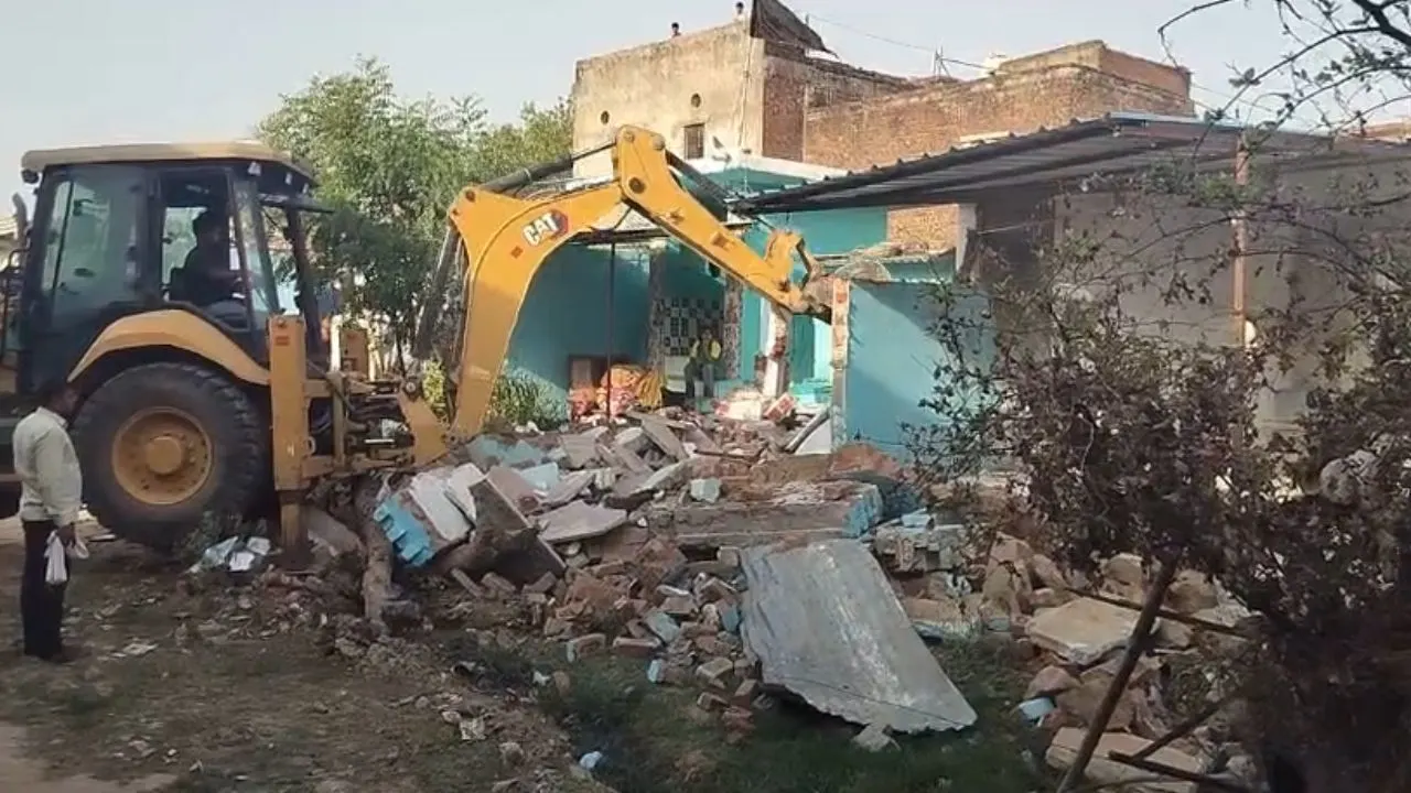 Bulldozers Demolish 4 Houses