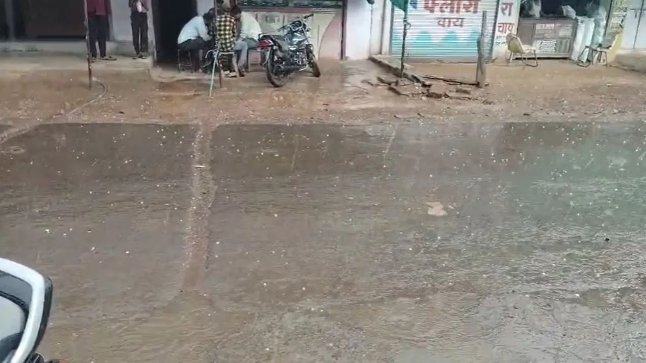 People got relief from the heat due to hailstorm along with rain in Damoh on Thursday evening.
