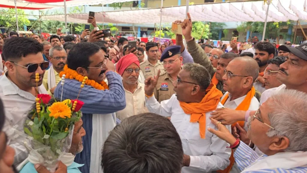 Heated argument between Congress leader Rajendra Shukla and MLA Dharamlal Kaushik.