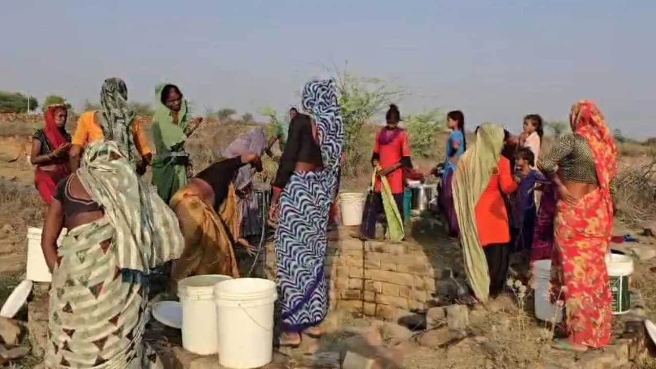 Women filling water from a well in Barkheda Gram Panchayat of Mauganj.
