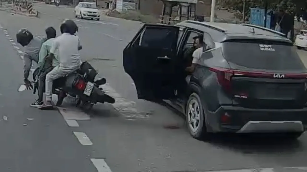 In Morena, two people died after opening the car door in the middle of the road.