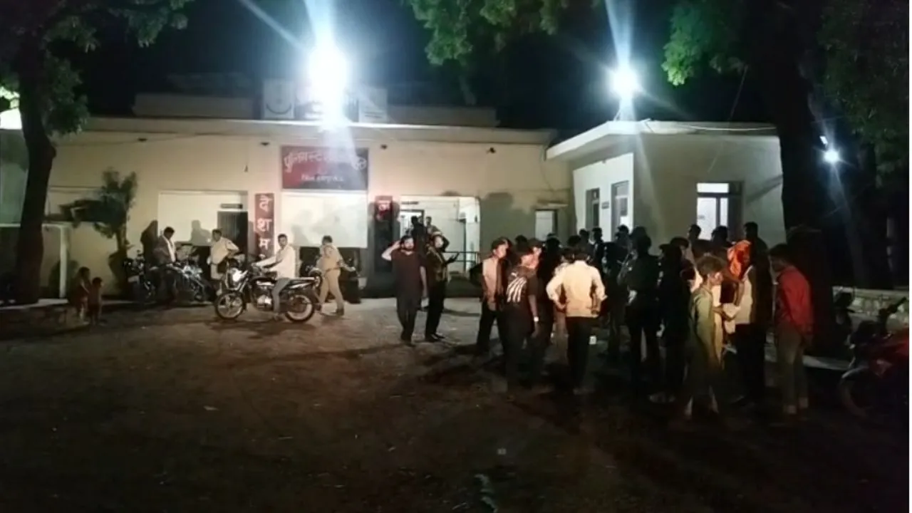 After the murder of the tribal farmer, the villagers created a ruckus inside the police station premises.