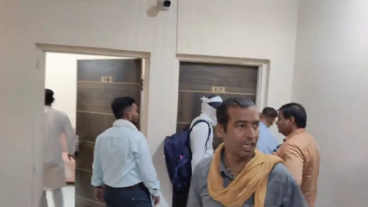 Muslim youths were caught in objectionable condition with Hindu girls in a hotel in Jabalpur.