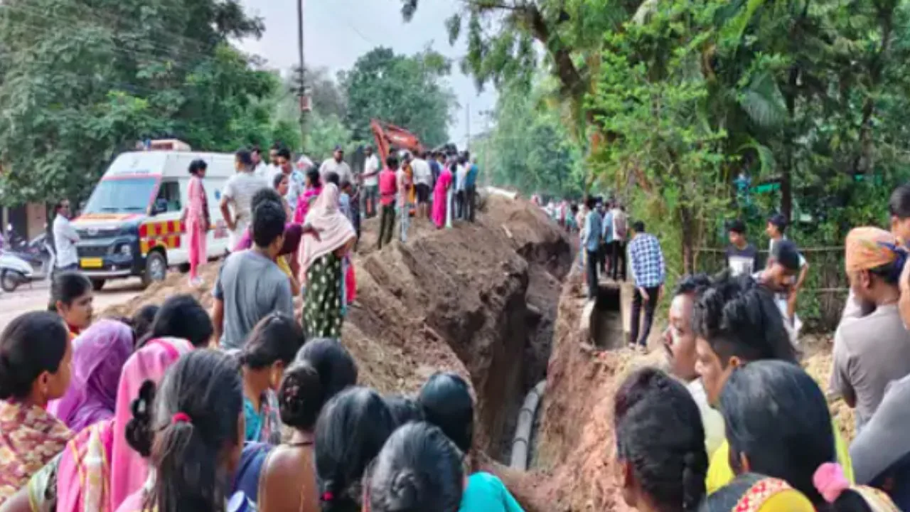 3 laborers die after soil collapses during excavation for sewerage line.