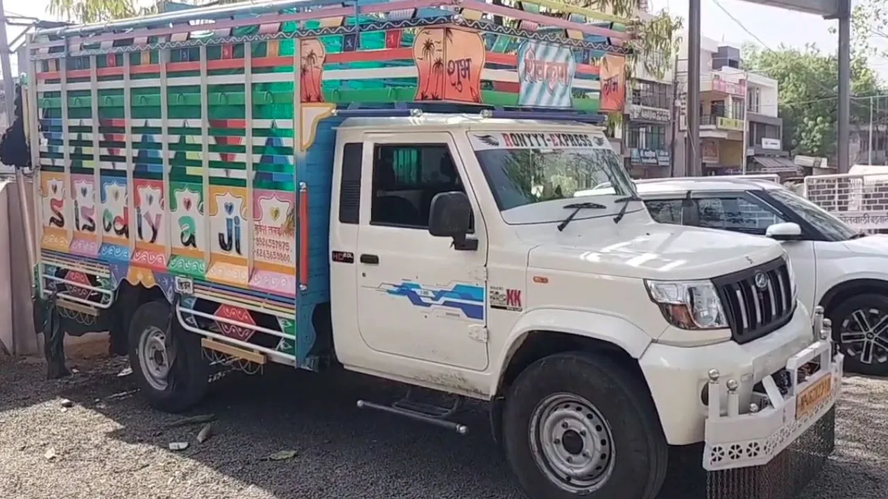 After looting 222 crates of beer in Barwani, the accused fled leaving the pickup behind.