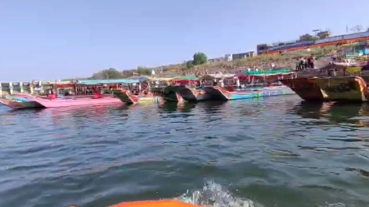After the Bargi cruise accident, the district administration became alert regarding boats in Omkareshwar.