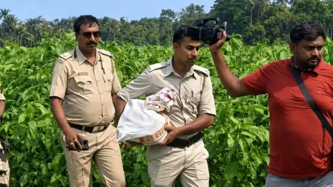 खेत से बरामद हुए रुपये