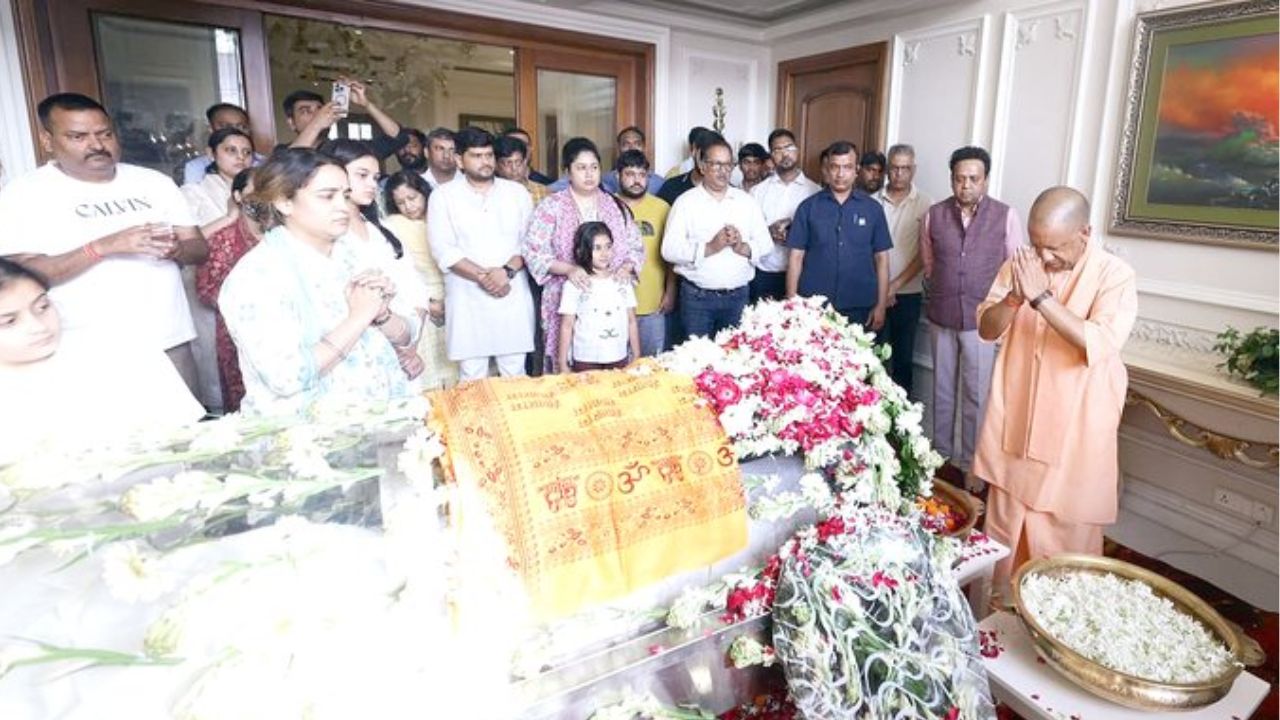 मुख्‍यमंत्री योगी पहुंचे प्रतीक यादव के घर