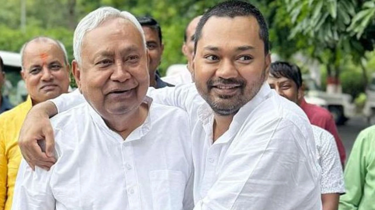 सीएम नीतीश कुमार और उनके बेटे निशांत कुमार (File Photo)