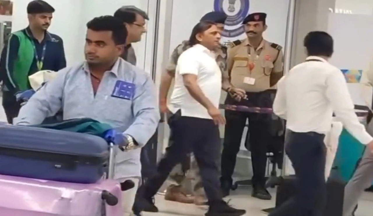 Akhilesh Yadav In Airport