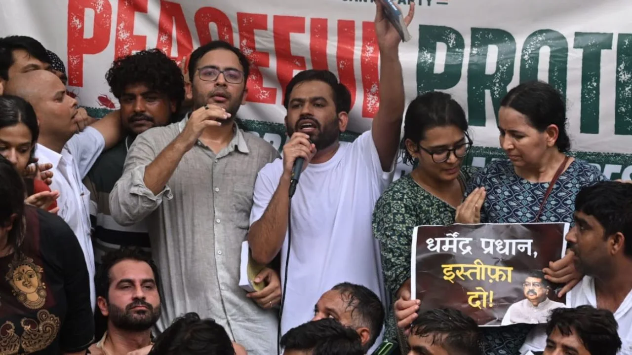 कॉकरोच जनता पार्टी का व‍िरोध प्रदर्शन