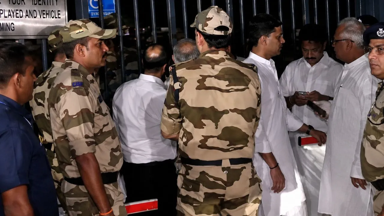 Congress leaders protest before the EC in Delhi.