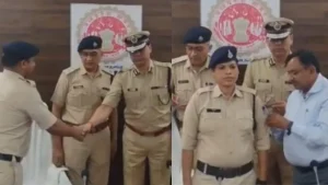 Rewa Zone IG Gaurav Rajput and Rewa Division Commissioner B.S. Jamod honored the personnel by pinning badges on them.