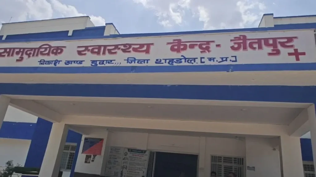 Ward boys and outsourced employees are treating patients at Jaitpur Community Health Centre.