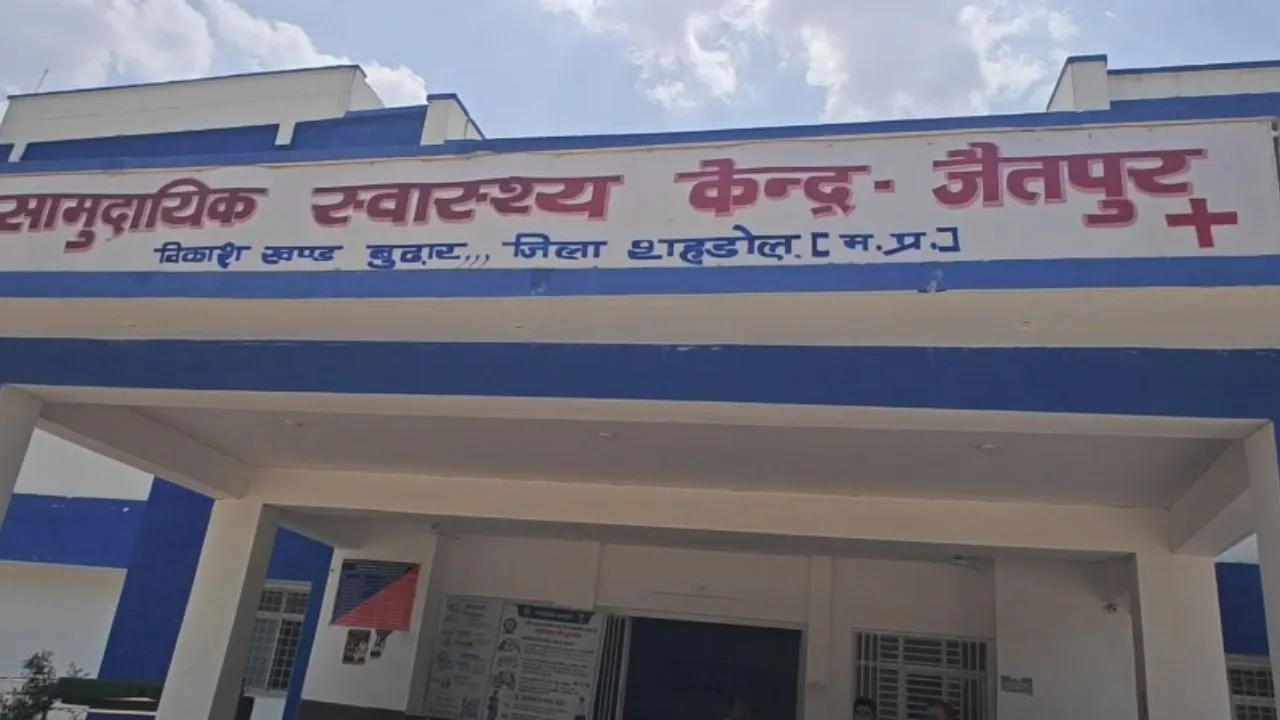 Ward boys and outsourced employees are treating patients at Jaitpur Community Health Centre.