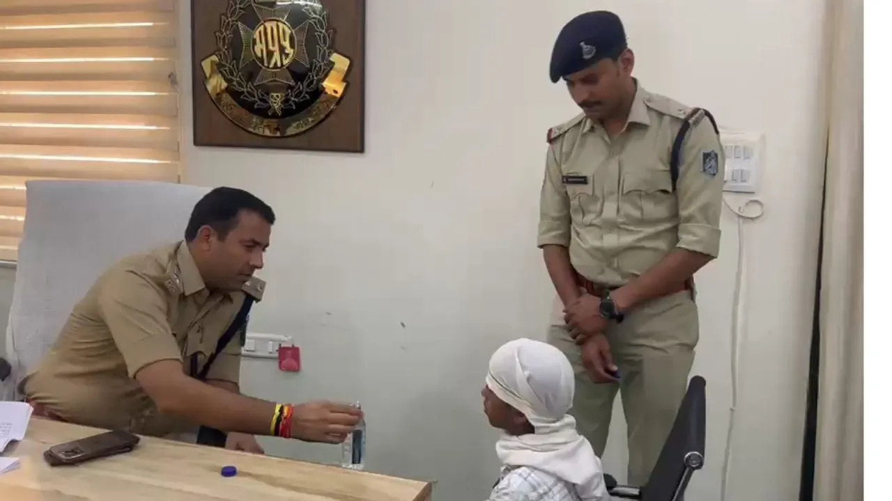 In Morena, the SP personally gave water to a 9-year-old child during a public grievance hearing.