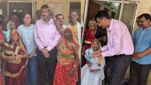 Damoh Collector spent time with elderly at old age home