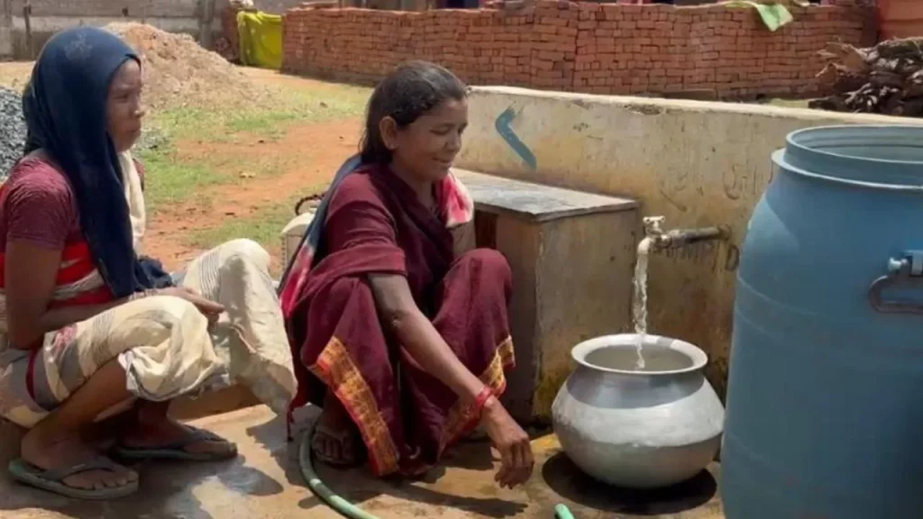 dindori Clean water is available in Kapoti village without use of electricity and motors